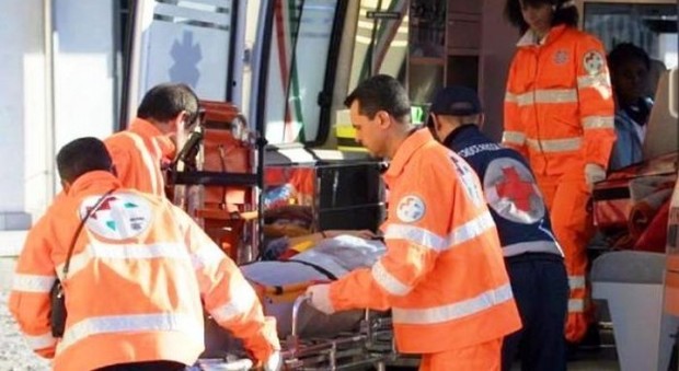 Si amputa le falangi della mano nel macchinario: grave un operaio di 23 anni Si amputa le falangi della mano nel macchinario: grave un operaio di 23 anni