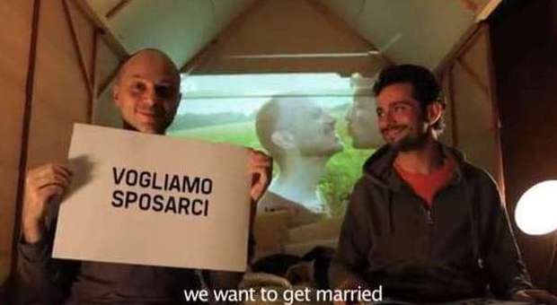 Sanremo, bacio gay martedì sul palco VIDEO