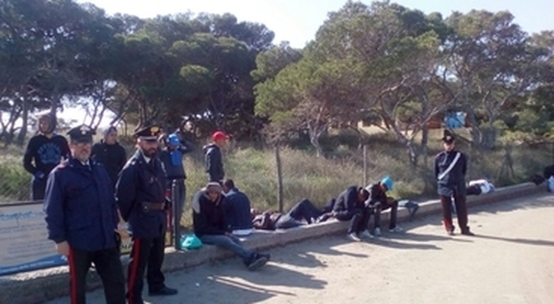 Migranti sbarcano in Sardegna e fanno incursione in un ristorante: arrestati mentre rubano soldi e cibo