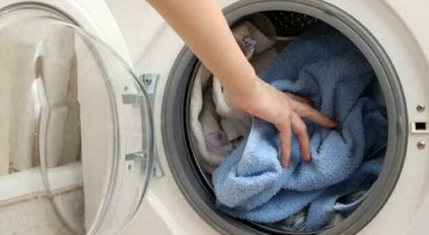 Mamma accende la lavatrice senza accorgersi del figlio all'interno: bimbo trovato morto a fine lavaggio