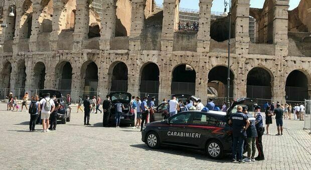 L'erba del Colosseo: preso un venditore ambulante di bibite che spacciava hashish ai turisti