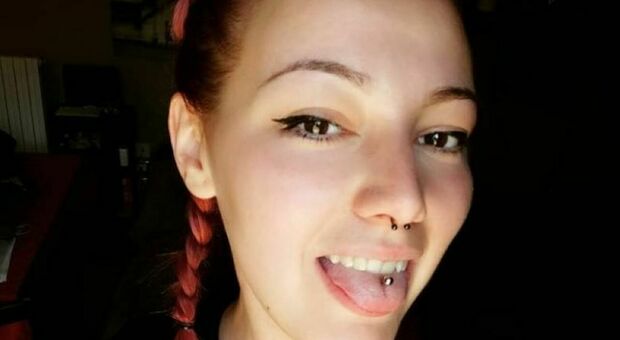 Schianto in moto contro il guardrail: morta Alexandra, aveva 25 anni