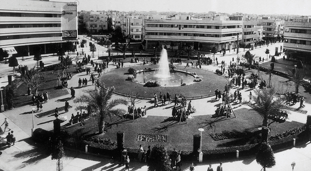 Dizengoff Circle, del 1939 (foto di Itzhak Kalter) Dizengoff Circle, del 1939 (foto di Itzhak Kalter)