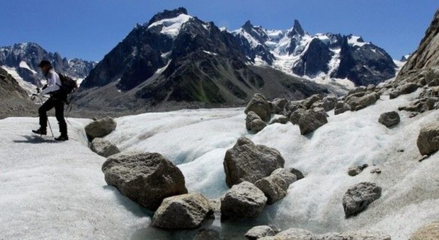 Monte Bianco, 15.000 euro di cauzione agli alpinisti che vogliono salire: «Per le spese di soccorso e sepoltura»