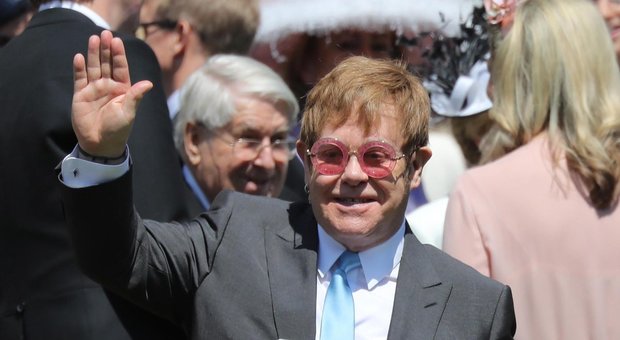 Harry e Meghan, Elton John li difende: «Ho pagato io il jet privato per Nizza, è a emissioni zero»