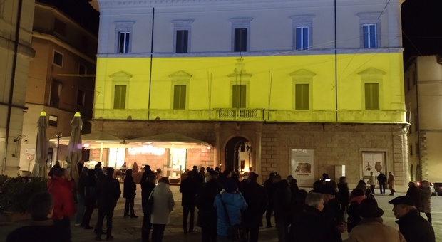Palazzo Dosi si illumina con i colori della bandiera ucraina, l'iniziativa contro la guerra della Fondazione Varrone