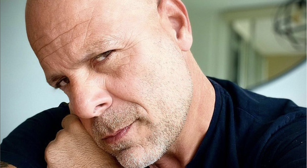 Bruce Willis ha rivelato di essere affetto da una malattia che non gli permette di rimanere ancora sul set: i segnali prima dell'annuncio