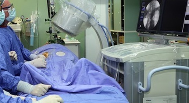Abusi su pazienti sotto anestesia: condanna a 9 anni a infermiere