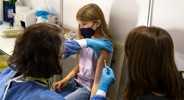 Vaccino bimbi, oggi V-day allo Spallanzani. Prenotazioni, effetti collaterali (lievi): tutto quello che c'è da sapere