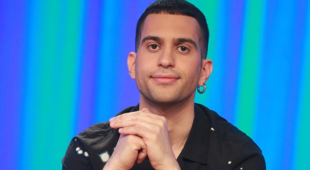 Paura per Mahmood: si è ferito dopo un tuffo in acqua
