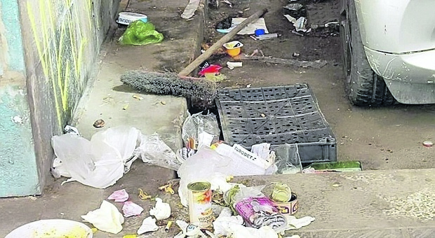 Sotto il ponte rifiuti e urine, la denuncia di Sos Città in corso Cavour: «Situazione insostenibile»