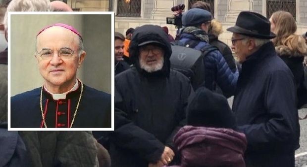 L'arcivescovo ribelle Viganò irriconoscibile e in incognito va a Monaco a un sit-in di protesta