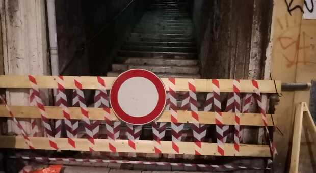 La scalinata delle Pie Venerini ad Ancona chiusa per una voragine