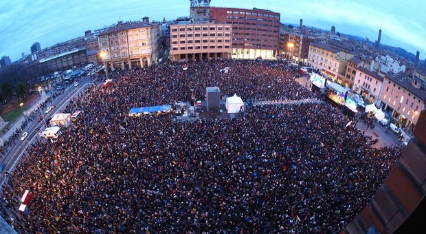 Sardine a Bologna: «Siamo 40mila». Il leader Santori: «Bonaccini? Mai sentito. Contatti con M5S» Sardine a Bologna: «Siamo 40mila». Il leader Santori: «Bonaccini? Mai sentito. Contatti con M5S»