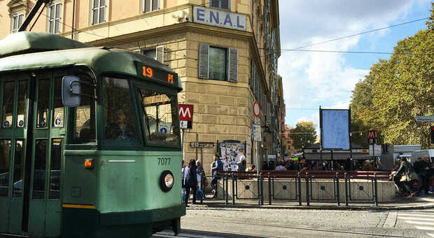 Roma, smarrisce borsa piena di soldi sul tram: autista Atac la riconsegna alla proprietaria