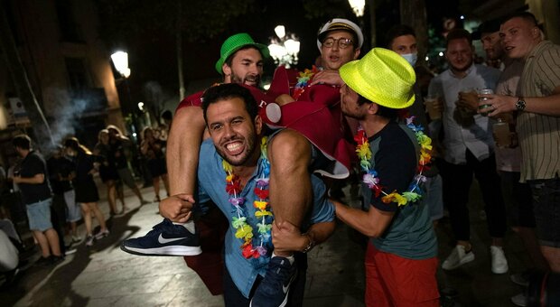 Spagna, spaventa la variante Beta: a Ibiza boom contagi, coprifuoco in 165 località