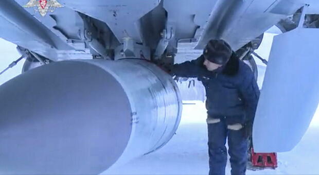 Missile ipersonico Kinzhal: cosa è la super arma di Putin invisibile ai radar (e che può portare testate nucleari)