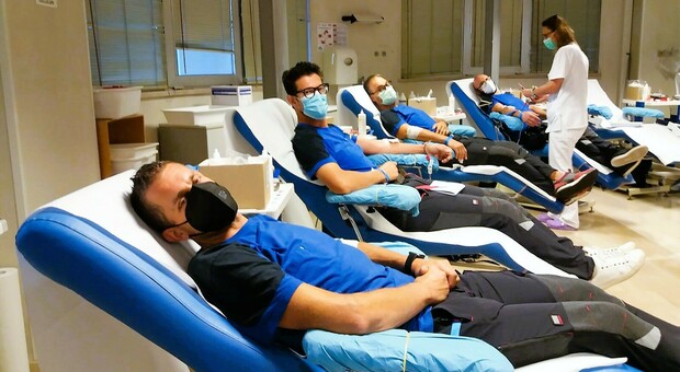 I dipendenti della Termoidraulica Srl di Ponzano vanno a donare il sangue all'Avis