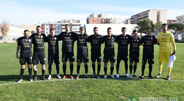 Il Monopoli che domenica scorsa ha perso con la Sicula Leonzio (foto Gabry Latorre) Il Monopoli che domenica scorsa ha perso con la Sicula Leonzio (foto Gabry Latorre)