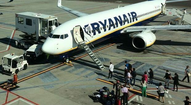 Ryanair, hostess con febbre sul volo Milano-Catania: attivate procedure per identificare tutti i passeggeri