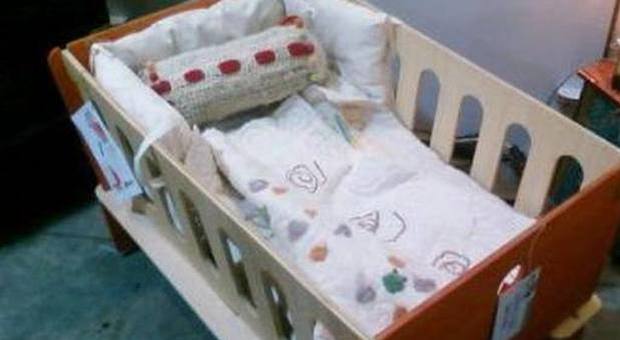 Lucca, neonato morto in culla, si riapre l'indagine: sarebbe stato soffocato dalla madre Lucca, neonato morto in culla, si riapre l'indagine: sarebbe stato soffocato dalla madre