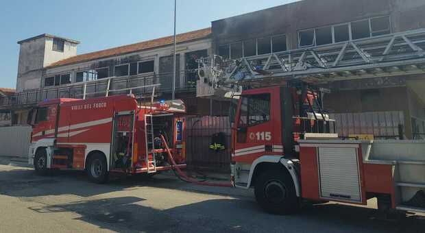 Incendio nell'ex lavanderia Cossiri a Porto San Giorgio, fumo nero e fiamme alte: allarme dato dai passanti