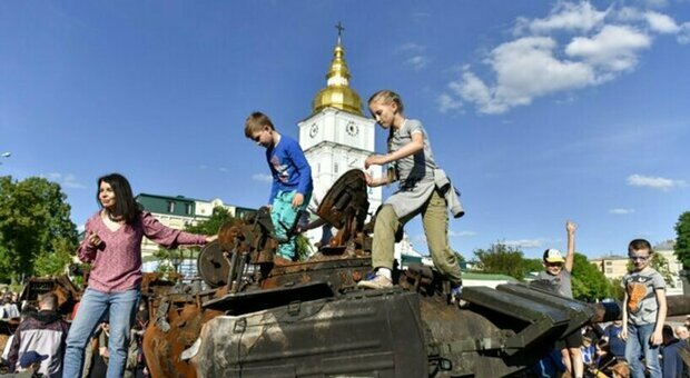 Un viaggio chiamato guerra, Città coraggiose: il tour estremo con cui Kiev vuole attrarre turisti: «Venite in vacanza da noi»