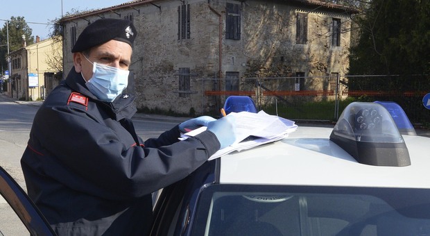 Pesaro, lo sorprendono al distributore in attesa del cliente: arrestato pusher con la cocaina Pesaro, lo sorprendono al distributore in attesa del cliente: arrestato pusher con la cocaina