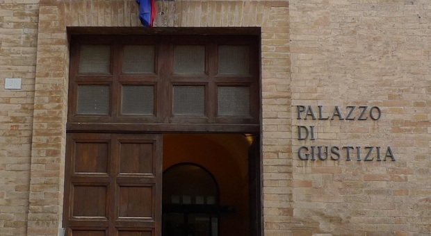 Vallefoglia, accusa l'ex di stalking: finisce condannata per diffamazione Vallefoglia, accusa l'ex di stalking: finisce condannata per diffamazione