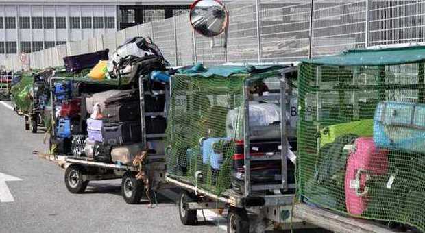 Caos bagagli a Fiumicino, la Procura apre un'inchiesta. Certificati medici, Lupi: tolleranza zero