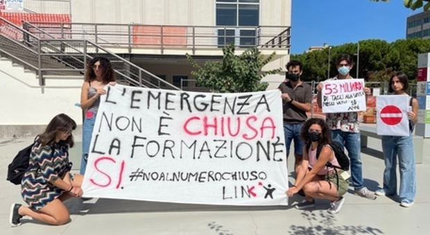Gli studenti di Link di Bari protestano contro il numero chiuso per accedere alla facoltà di Medicina e Chirurgia