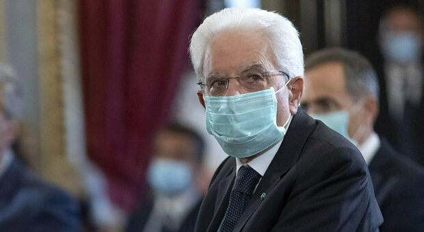 «Mattarella offeso su Twitter», i Carabinieri perquisiscono la casa di un uomo a Lecce «Mattarella offeso su Twitter», i Carabinieri perquisiscono la casa di un uomo a Lecce
