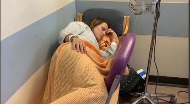 Non ci sono letti in ospedale, 27enne costretta a stare su una sedia per 5 ore con un'infezione renale