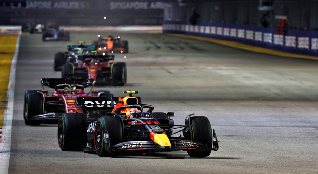 Perez vince il GP di Singapore, ma è a rischio penalità. Ferrari seconda e terza