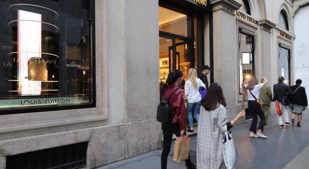 Furto da 26mila euro da Louis Vuitton: «Vigilante distratto, i ladri hanno rubato 11 scatoloni» Furto da 26mila euro da Louis Vuitton: «Vigilante distratto, i ladri hanno rubato 11 scatoloni»