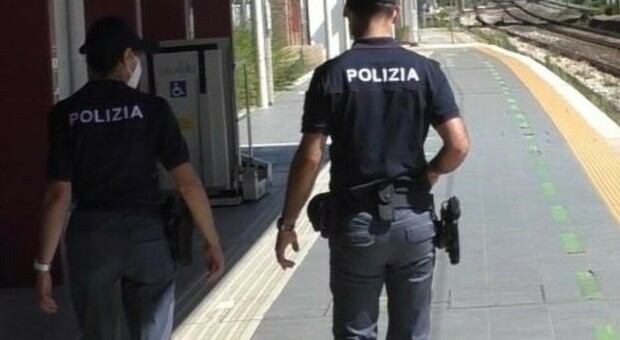 Importuna una ragazza poi aggredisce il capotreno: trentenne arrestato in stazione a Pesaro