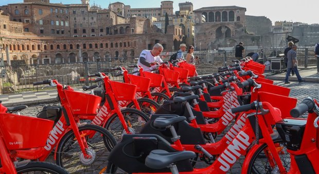 Uber Jump, è già polemica sul nuovo servizio di bike sharing a Roma: «Costoso, limitato e inutile»