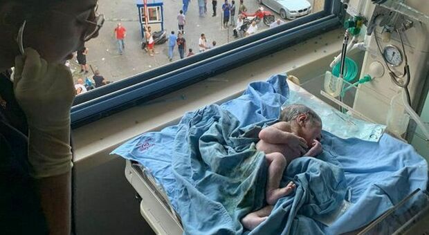 Beirut, il miracolo del piccolo George, nato dopo che l'esplosione ha colpito l'ospedale Beirut, il miracolo del piccolo George, nato dopo che l'esplosione ha colpito l'ospedale