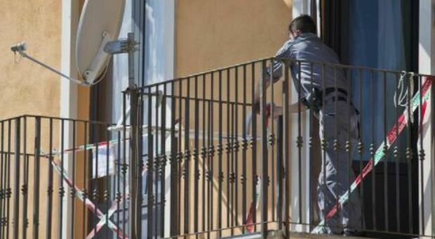 Lite furiosa sul balcone: la ringhiera si stacca, marito e moglie precipitano in strada