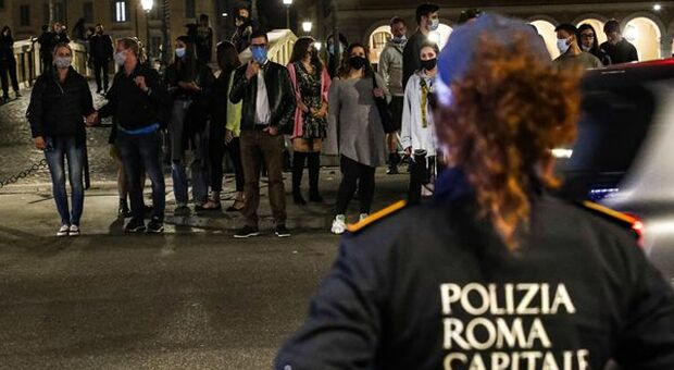 Coronavirus, il Governo si studia la stretta anti-movida: ipotesi stop asporto nei bar dopo le 18