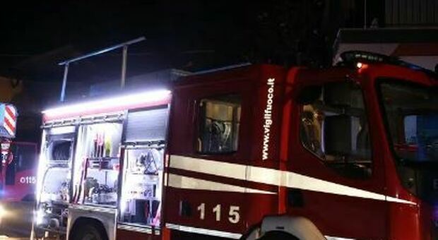 Civitanova, Mercedes distrutta dal fuoco nella notte: è giallo sulle cause