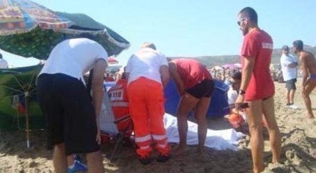 Passeggia in spiaggia durante la vacanza al mare: crolla a terra e muore Passeggia in spiaggia durante la vacanza al mare: crolla a terra e muore