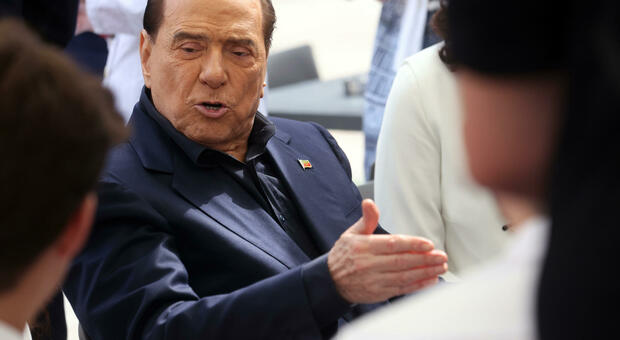 Berlusconi e l idea per i giovani: liceo e università più brevi. Il Cavaliere punta al modello americano