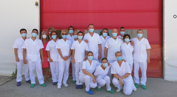 Il gruppo del personale in servizio ieri al Covid Hospital di Civitanova