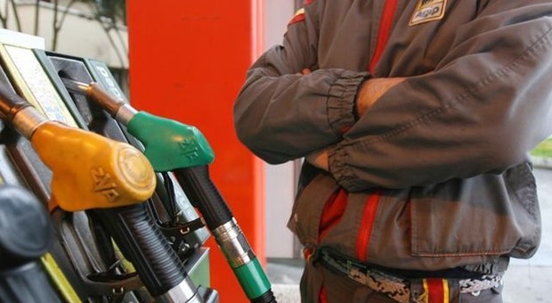 Iva carburanti, stop al pagamento in contanti dal benzinaio