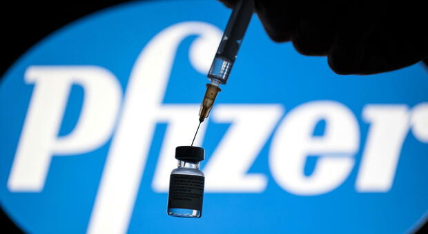 L'Europa in pressing su Pfizer: «Fate produrre le dosi in Italia»