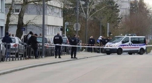 Urla "Allah Akbar" con un coltello in mano a Metz, ferito dalla polizia