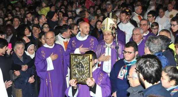 San Benedetto, una folla di fedeli all'apertura della Porta Santa