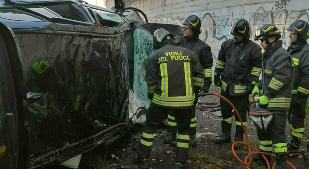 Tragedia sulla tangenziale: auto precipita da una sopraelevata. Morto un uomo di 43 anni