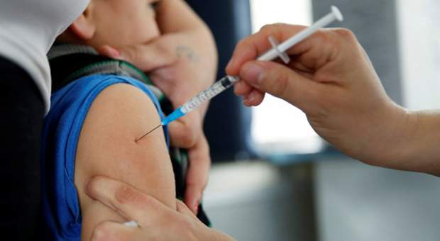 Vaccini, chi rifiuta due volte AstraZeneca non sarà richiamato